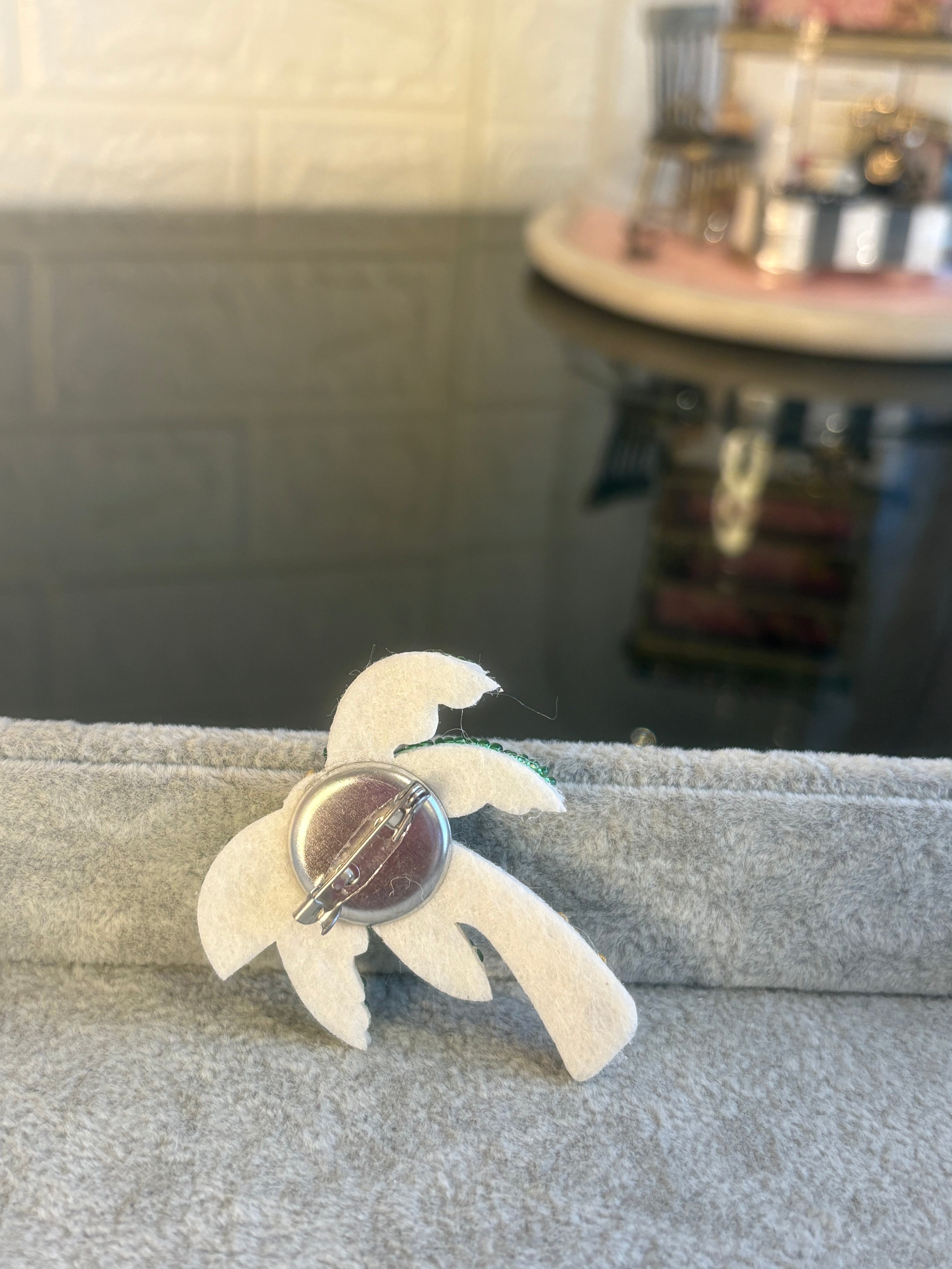 Tree-mendous Palm Brooch